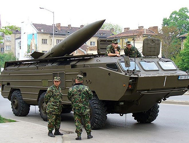 Tùy từng phiên bản, tên lửa Tochka sẽ có trọng lượng từ 1,8 cho tới tối đa 2 tấn. Loại tên lửa này có chiều dài 6,4 mét, đường kính 0,65 mét và có khả năng mang theo nhiều loại đầu đạn khác nhau.