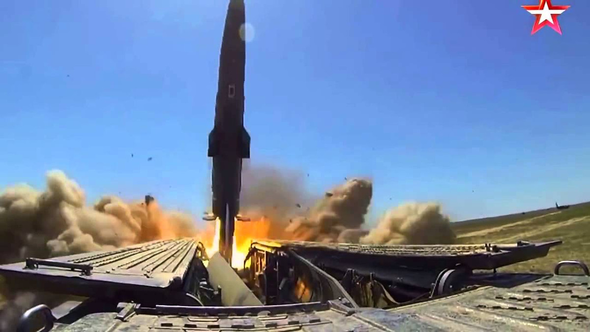 Do sử dụng nhiên liệu rắn, tên lửa Tochka sẽ tăng tốc liên tục cho tới khi hết nhiên liệu, loại tên lửa này có khả năng đạt tốc độ cực đại tối đa 1,8 km/giây, tương đương với khoảng Mach 5.3.