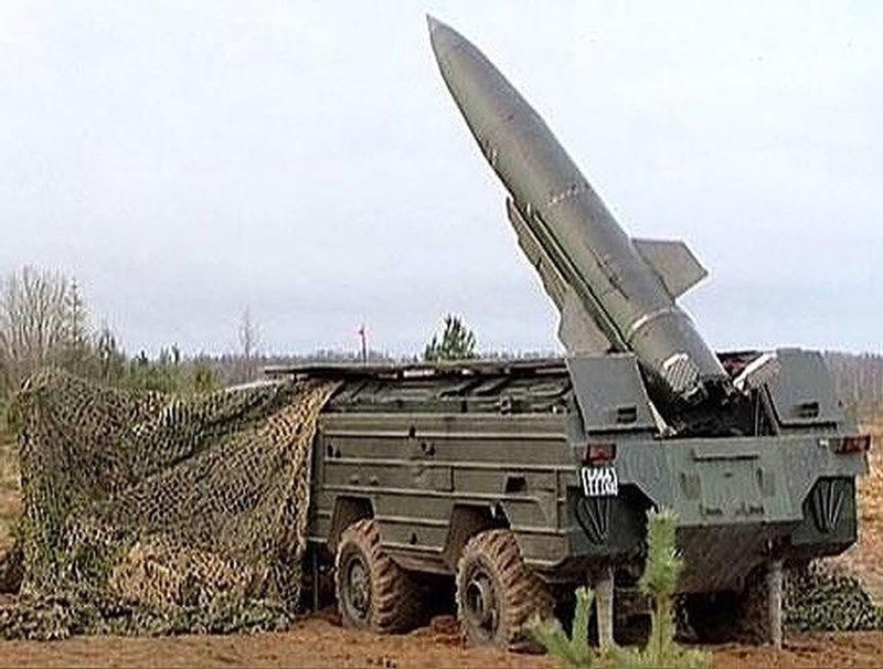 Tùy từng phiên bản khác nhau, tên lửa đạn đạo Tochka sẽ sử dụng khung gầm tự hành khác nhau, phổ biến nhất là khung gầm tự hành BAZ-5921.