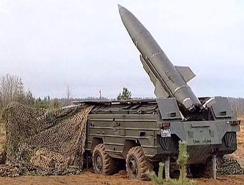 Tùy từng phiên bản khác nhau, tên lửa đạn đạo Tochka sẽ sử dụng khung gầm tự hành khác nhau, phổ biến nhất là khung gầm tự hành BAZ-5921.