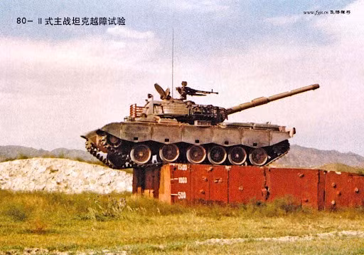 Cho tới nay, vẫn còn khoảng 300 xe tăng chủ lực Type 88 các phiên bản Type 88A và Type 88B phục vụ trong biên chế quân đội Trung Quốc. Ngoài ra còn có khoảng 268 chiếc xe tăng loại này phục vụ trong quân đội Pakistan, 10 chiếc trong biên chế quân đội Sudan và 5 chiếc trong biên chế Uganda. Nguồn ảnh: Sina.