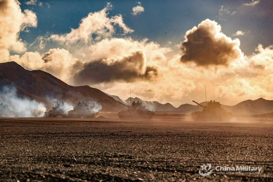 Cuộc tập trận có sự tham gia của rất nhiều xe tăng chủ lực Type 88 - một loại xe tăng chủ lực đời cũ của Trung Quốc, có hình dáng bên ngoài rất giống với xe tăng Type 59.