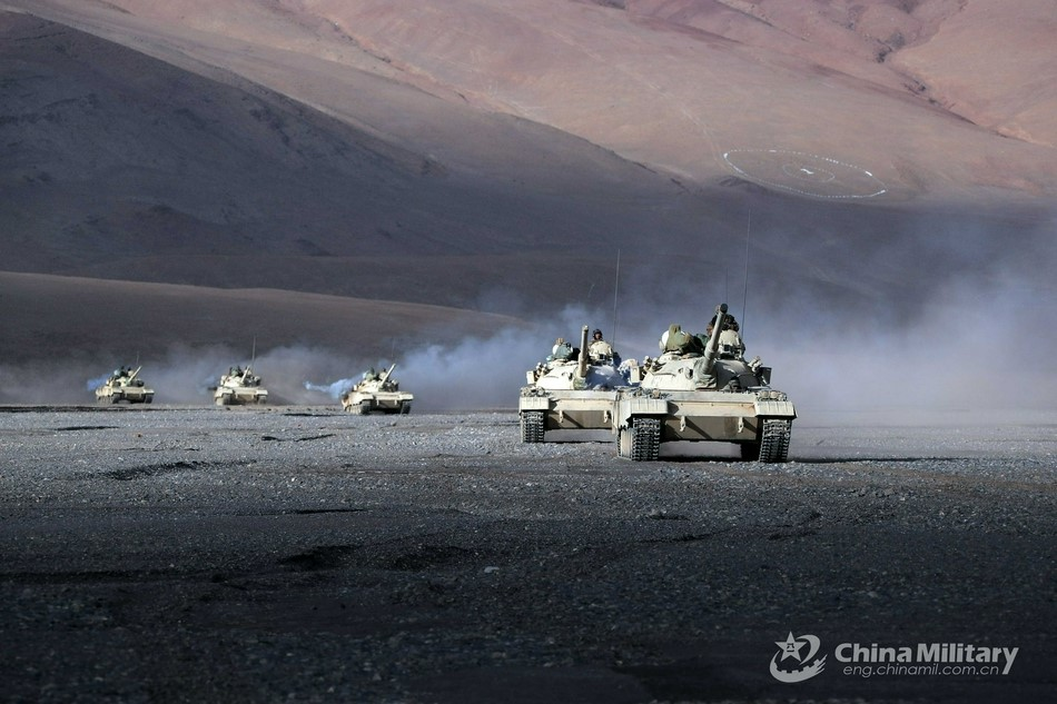 Phải tới phiên bản Type 85-IIA và Type 88C, loại xe tăng này mới được nâng cấp hệ thống nạp đạn tự động, cho phép số lượng thành viên kíp lái giảm xuống chỉ còn 3 người - thay vì 4 như tước kia.