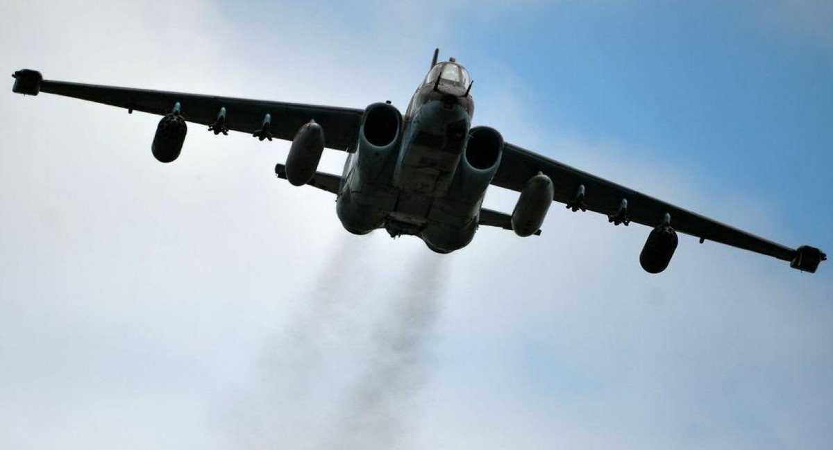 Su-25 được trang bị 2 động cơ turbojet, có tốc độ bay tối đa là 950km/h.