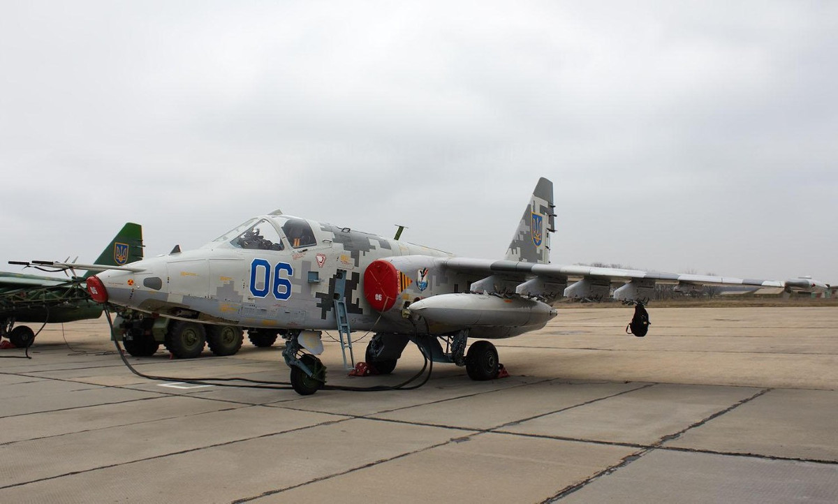 Su-25 có chiều dài 15,35 m, cao 5,2m và có sải cánh 14,52 m. Trọng lượng cất cánh tối đa của chiến đấu cơ này lên tới hơn 17 tấn.