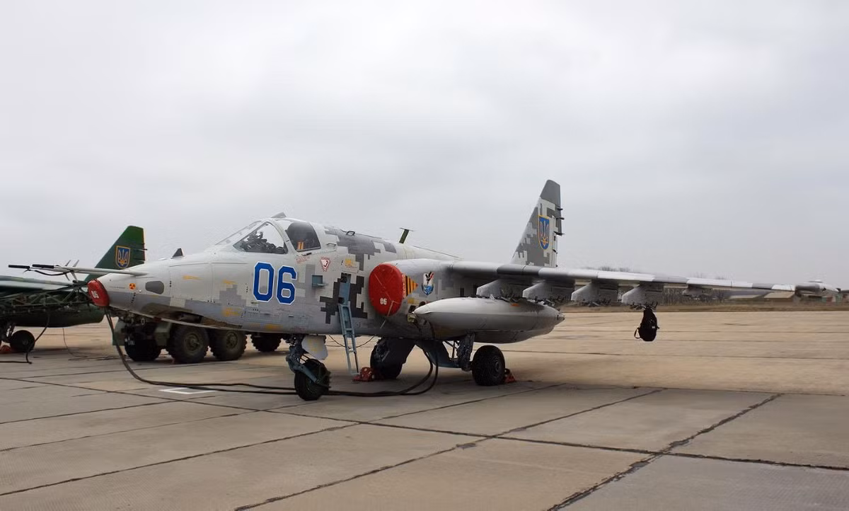 Su-25 có chiều dài 15,35 m, cao 5,2m và có sải cánh 14,52 m. Trọng lượng cất cánh tối đa của chiến đấu cơ này lên tới hơn 17 tấn.