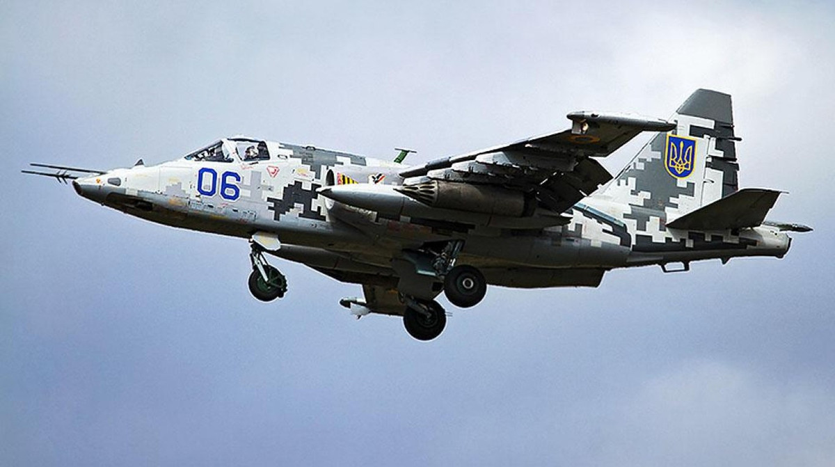 Sau khi Liên Xô tan rã, Ukraine được thừa hưởng một số lượng lớn máy bay chiến đấu lên tới hơn 400 chiếc, trong đó có nhiều chiến đấu cơ Su-25, tuy vậy chiến trường miền Đông đã làm cho không quân Ukraine kiệt quệ. Hiện họ chỉ còn khoảng 15 chiếc Su-25 có khả năng chiến đấu.