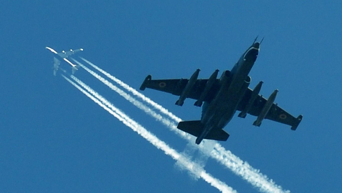 Nguyên mẫu T-8 của Su-25 bay chuyến đầu vào tháng 2-1975, nhưng sau đó Liên Xô đã thay đổi một số chi tiết trước khi sản xuất loạt.