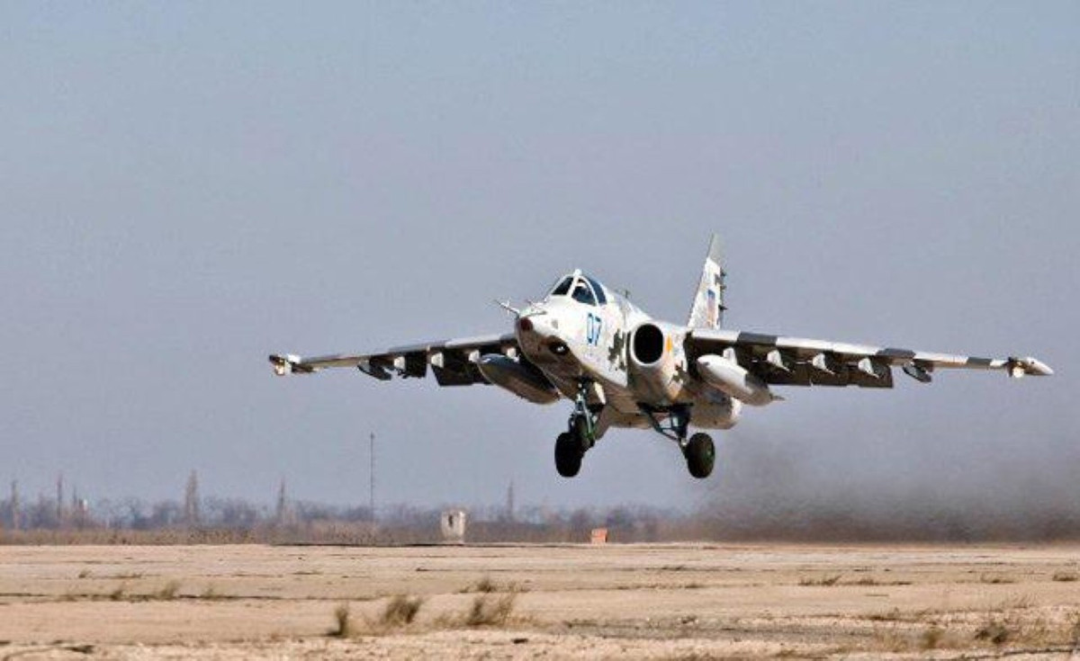 Su-25 có vỏ giáp dày bọc quanh buồng lái (sử dụng những tấm titanium dày 10-24mm gia cường) nên có khả năng chống được hầu hết các loại pháo phòng không như đạn bắn thẳng cỡ 12,7mm và đạn phòng không nổ phá mảnh 30mm.