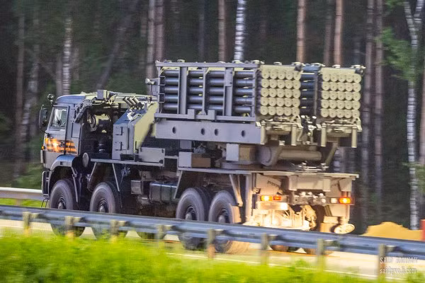 Các chuyên gia quân sự đều cho rằng, TOS-2 Tosochka là tổ hợp pháo phản lực phóng loạt, chứ không phải một tổ hợp phun lửa hạng nặng như cách Moscow đặt tên cho loại vũ khí này.