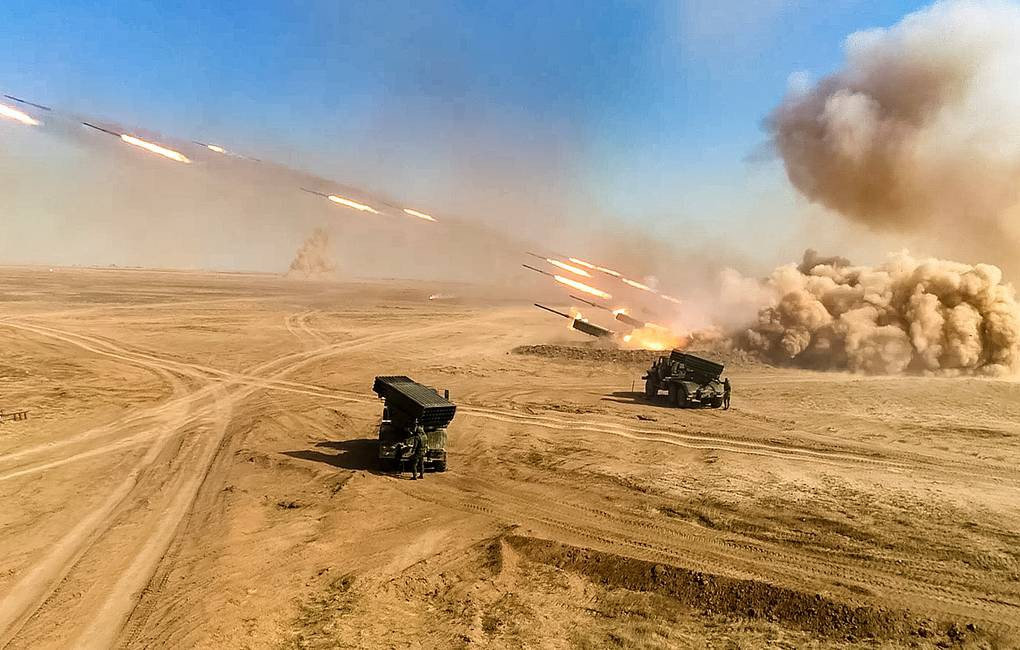 Loại vũ khí này đã được Nga xuất khẩu ra nhiều quốc gia trên thế giới, đặc biệt là phiên bản TOS-1 và TOS-1A, tới nay đã hoạt động tại hàng chục quốc gia. Trong khi đó Mỹ và phương Tây, hoàn toàn không có loại vũ khí tương tự nào với TOS-2 Tosochka. Nguồn ảnh: Ydex.