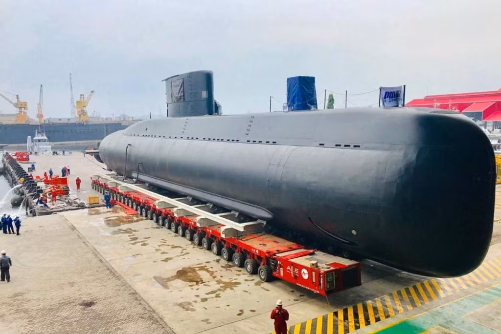 Loại tàu ngầm này sử dụng bốn động cơ diesel để phát điện, cung cấp tổng cộng 5000 mã lực công suất. Dự trữ nhiên liệu trên tàu giúp nó có thể thực hiện hải trình tối đa 20.000 km ở tốc độ 19km/h khi nổi.