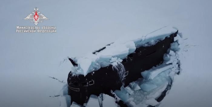 Bộ Quốc phòng Nga trước đó ra thông cáo cho biết một tàu ngầm hạt nhân này đã phóng ngư lôi khi di chuyển và tạo ra lỗ thủng trên lớp băng ở Bắc Cực, nhưng không tiết lộ danh tính tàu ngầm và không xác nhận liệu nó có liên quan tới đợt nổi xuyên băng của ba tàu ngầm hôm 27/3 hay không.