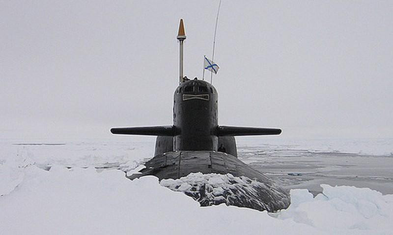 Tư lệnh hải quân Nga Nikolai Evmenov hôm 27/3 thông báo ba tàu ngầm hạt nhân chiến lược Nga đã cùng phá lớp băng dày 1,5 m và nổi lên trong khu vực bán kính 300 m. "Đây là lần đầu nội dung này được thực hiện trong lịch sử hải quân Nga", ông cho hay.