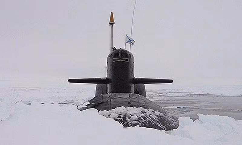 Tư lệnh hải quân Nga Nikolai Evmenov hôm 27/3 thông báo ba tàu ngầm hạt nhân chiến lược Nga đã cùng phá lớp băng dày 1,5 m và nổi lên trong khu vực bán kính 300 m. "Đây là lần đầu nội dung này được thực hiện trong lịch sử hải quân Nga", ông cho hay.