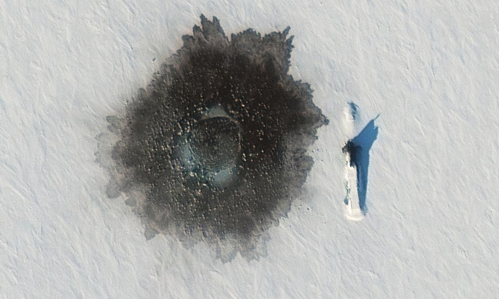 Ảnh vệ tinh do hãng Maxar công bố hôm 29/3 cho thấy tàu ngầm nguyên tử Đề án 667BDRM của hải quân Nga nổi qua lớp băng ngoài khơi đảo Alexandra Land trong cuộc diễn tập Umka-2021 trước đó hai ngày. Bên cạnh tàu ngầm là một lỗ thủng lớn trên lớp băng, có đường kính khoảng 25 m, chưa rõ mục đích và phương thức tạo ra.