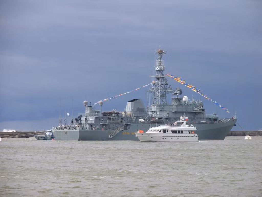 Theo thông tin được cung cấp bởi cộng đồng Telegram có tên "Operation Line", tàu trinh sát Nga hoàn toàn phớt lờ mọi yêu cầu và cảnh báo từ chỉ huy của Hải quân Hoàng gia Anh.