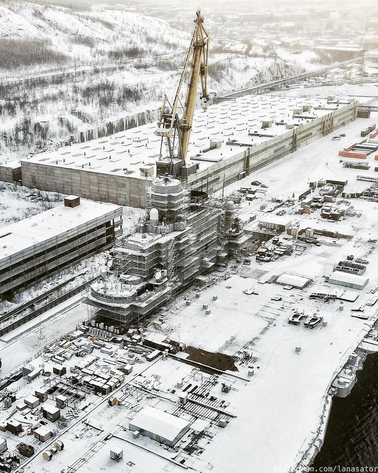 Trước đó vào ngày 30/10/2018, tàu sân bay Kuznetsov khi đang nằm trên ụ nổi đã gặp sự cố nghiêm trọng khi phần ụ nổi PD-50 bị chìm, cẩu tháp đổ thẳng vào mặt sàn của tàu sân bay.
