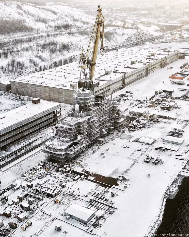 Trước đó vào ngày 30/10/2018, tàu sân bay Kuznetsov khi đang nằm trên ụ nổi đã gặp sự cố nghiêm trọng khi phần ụ nổi PD-50 bị chìm, cẩu tháp đổ thẳng vào mặt sàn của tàu sân bay.