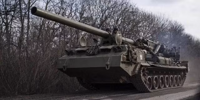 2S7 Pion được trang bị pháo chính cỡ nòng 203 mm, hai kíp xạ thủ trên xe tự hành 2S7 và xe tiếp đạn sẽ lần lượt làm nhiệm vụ để đảm bảo tốc độ bắn, ước tính cứ mỗi 2 phút thì 2S7 Pion có thể bắn được 3 phát đạn.