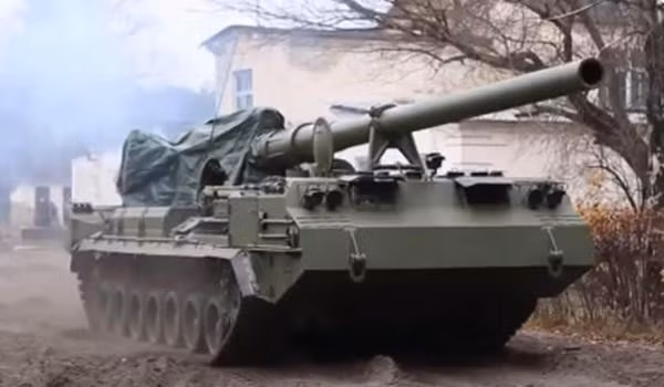 Khung xe lắp động cơ diesel 750 mã lực cho tốc độ 51 km/h, tầm hoạt động 500 km, có thể vượt lũy cao 1,2 m và hào rộng 2,5 m. Đề phòng trường hợp mất động cơ chính, 2S7 Pion có thêm động cơ phụ trợ công suất 24 mã lực.