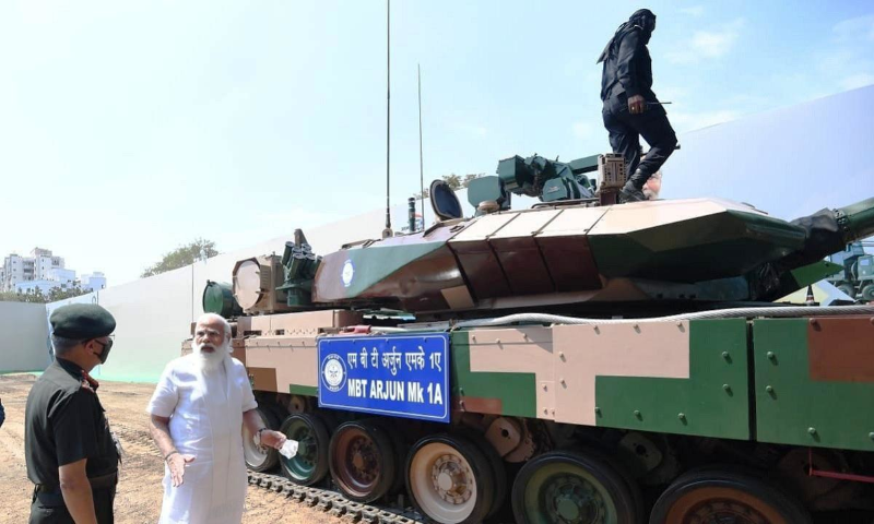 Để phòng vệ, xe tăng được trang bị hệ thống cảnh giới laser tăng cường phòng thủ trước tên lửa của đối phương và hệ thống giáp với nhiều thành phần phức hợp từ thép, gốm và composite được gia cường.