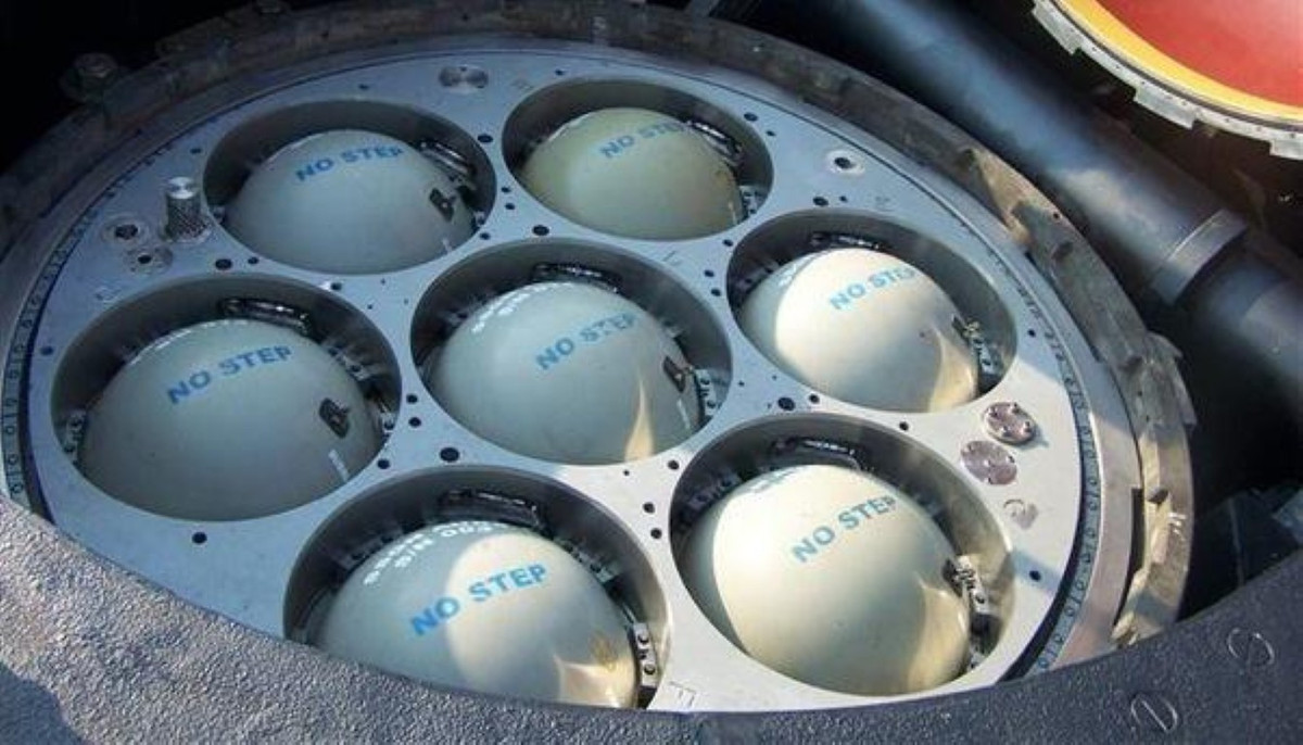 Với động cơ hạt nhân cực mạnh giúp chiếc tàu này có thể cơ động với tốc độ 25 hải lý/h. Chúng mang theo 155 sĩ quan và thủy thủ.