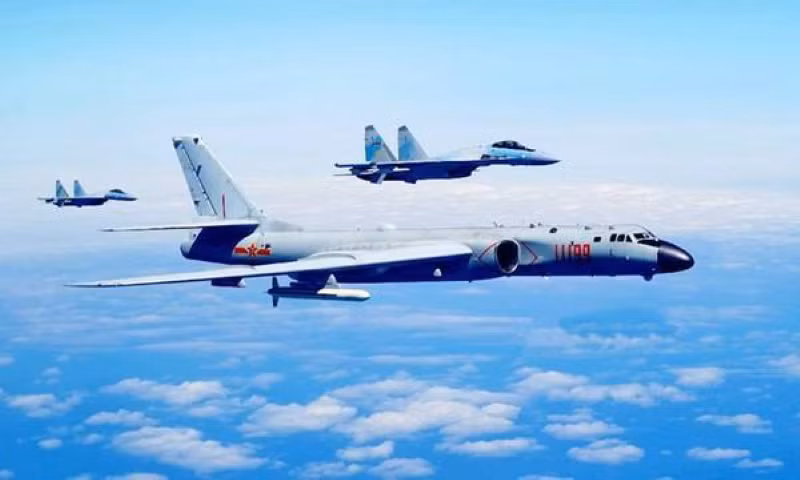 Quân đội Trung Quốc tổ chức nhiều cuộc diễn tập với khí tài tối tân quanh đảo Đài Loan, đồng thời thường xuyên điều máy bay áp sát hòn đảo.