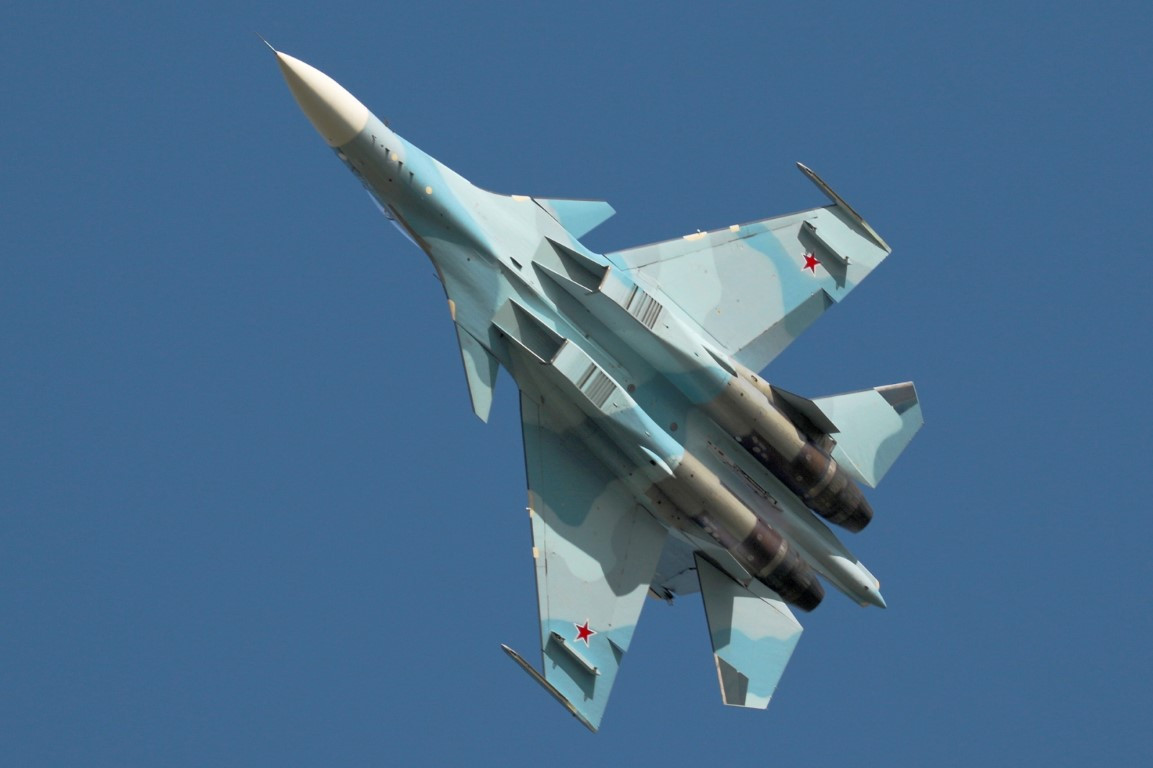 Mặc dù tiêm kích Su-30SM có khả năng tác chiến rất tuyệt vời, các chuyên gia quân sự vẫn nhận định Su-30SM thua kém đôi chút so với tiêm kích Su-35 cũng của Nga.
