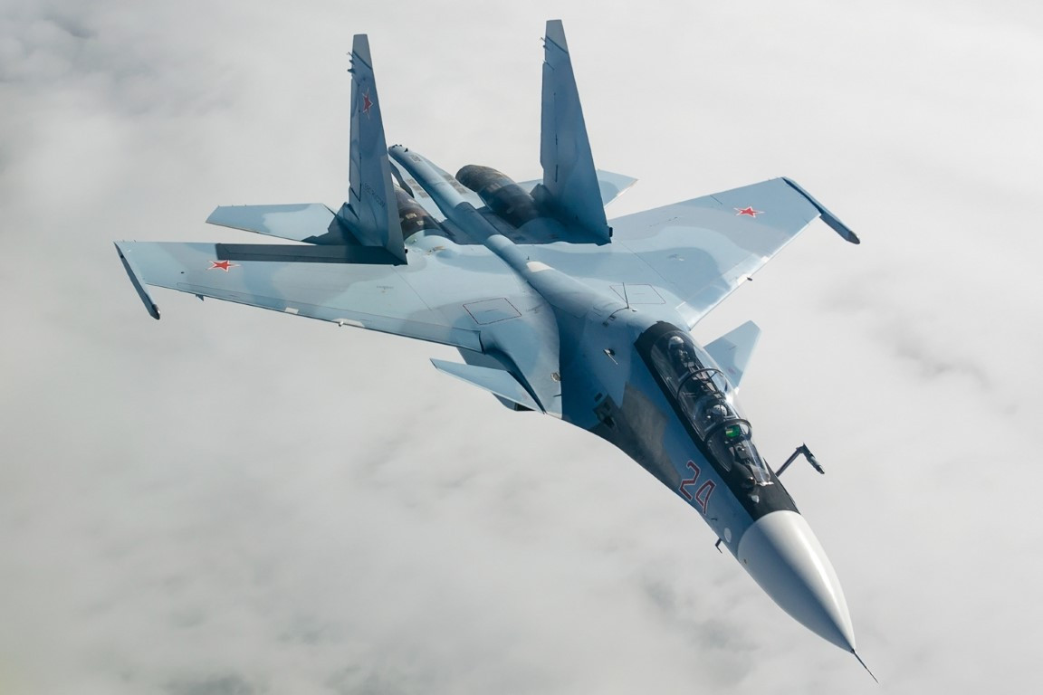 Về mặt lý thuyết, tiêm kích Su-30SM có thể mang theo được tối đa tới 8 tấn vũ khí hàng không các loại, bao gồm các loại bom, tên lửa dẫn đường hoặc pod tác chiến điện tử.