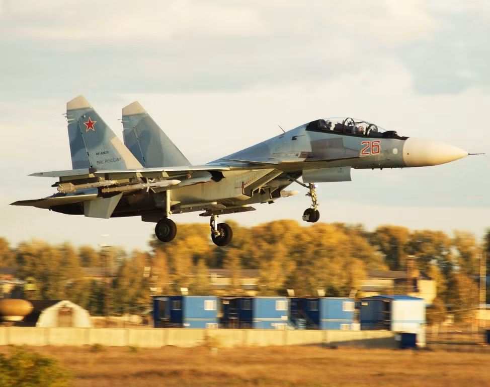 Nhà sản xuất tuyên bố, loại máy bay này cớ tầm bay tối đa lên tới 3000 km hoặc 3,5 giờ đồng hồ liên tục. Su-30SM cũng được trang bị khả năng tiếp liệu trên không, cho phép mở rộng tầm bay và thời gian bay liên tục lên tới 10 giờ đồng hồ.