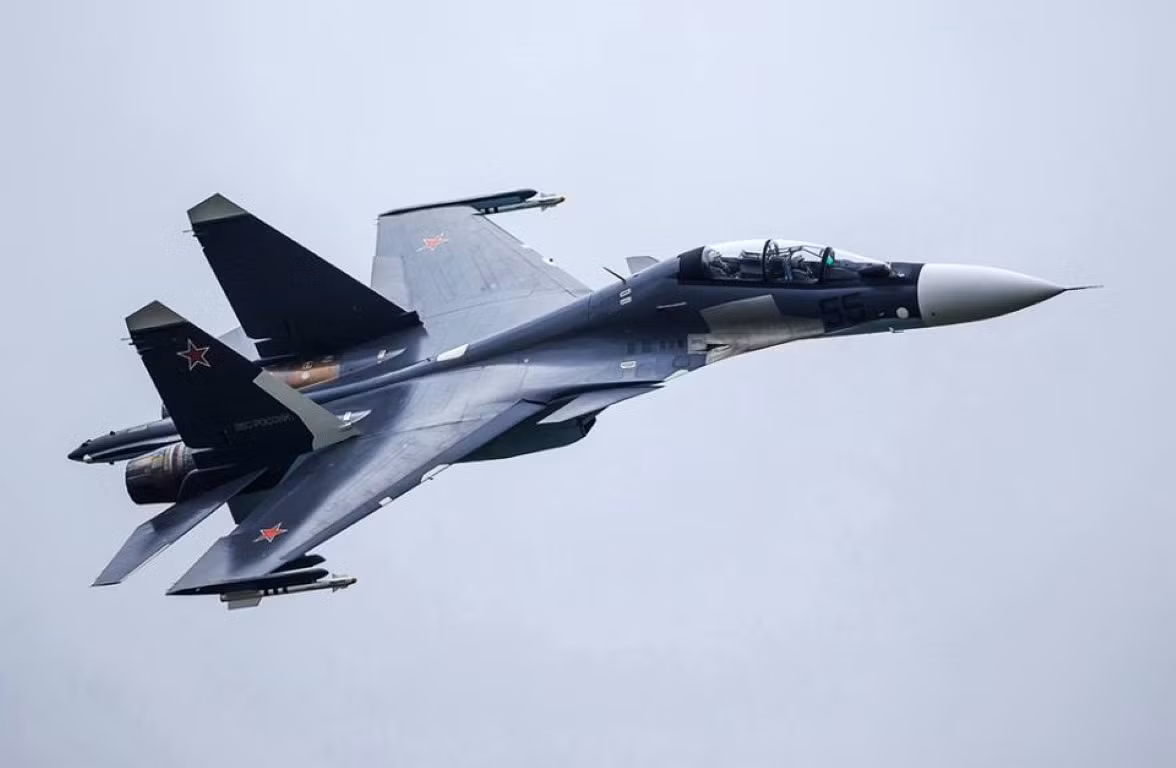 Được coi là một biến thể từ tiêm kích Su-30MKI, chiến đấu cơ Su-30SM là loại máy bay có khả năng cơ động rất tốt, có thể tác chiến đánh biển với độ chính xác cao, thậm chí còn có thể tác chiến điện tử và cảnh báo sớm.