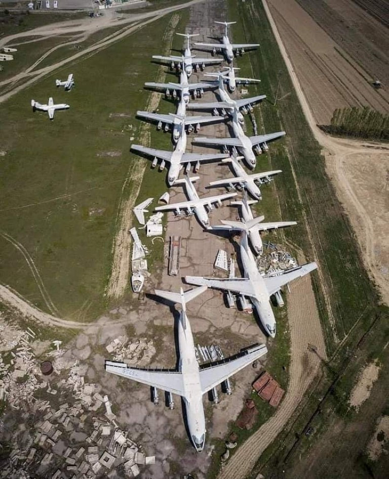 Sau khi cuộc chiến tranh Afghanistan - Liên Xô kết thúc, một số lượng lớn vận tải cơ Il-76 và An-12 của Liên Xô đã bị bỏ lại.