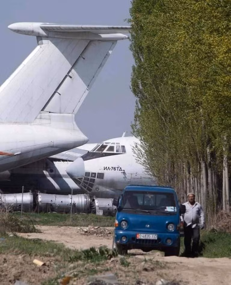 Các sân bay quân sự và dân sự của Kyrgyzstan khi đó có rất nhiều máy bay Liên Xô lưu trú. Một số lượng không nhỏ các máy bay này, bắt đầu bị hư hỏng trong thời gian nằm tại Kyrgyzstan.