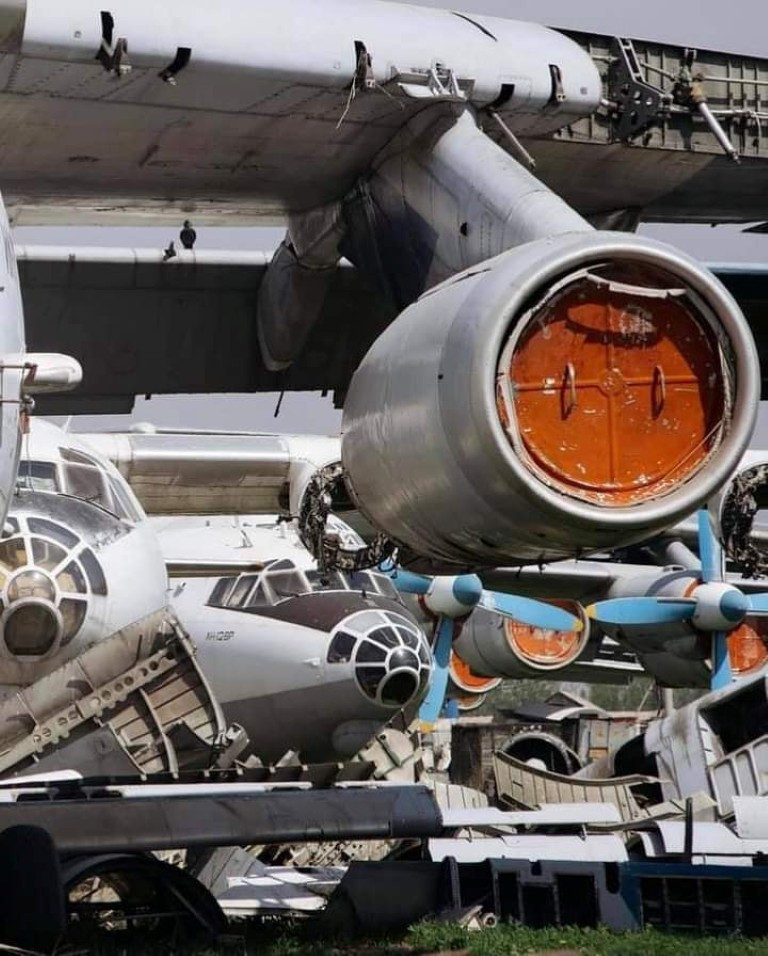 Thập niên 80 của thế kỷ trước cũng đánh dấu sự khủng hoảng của nền kinh tế Liên Xô. Do thiếu thốn phương tiện và phụ tùng thay thế, nhiều chiếc vận tải cơ đã bị bỏ lại Kyrgyzstan từ trước khi cuộc chiến ở Afghanistan kết thúc.