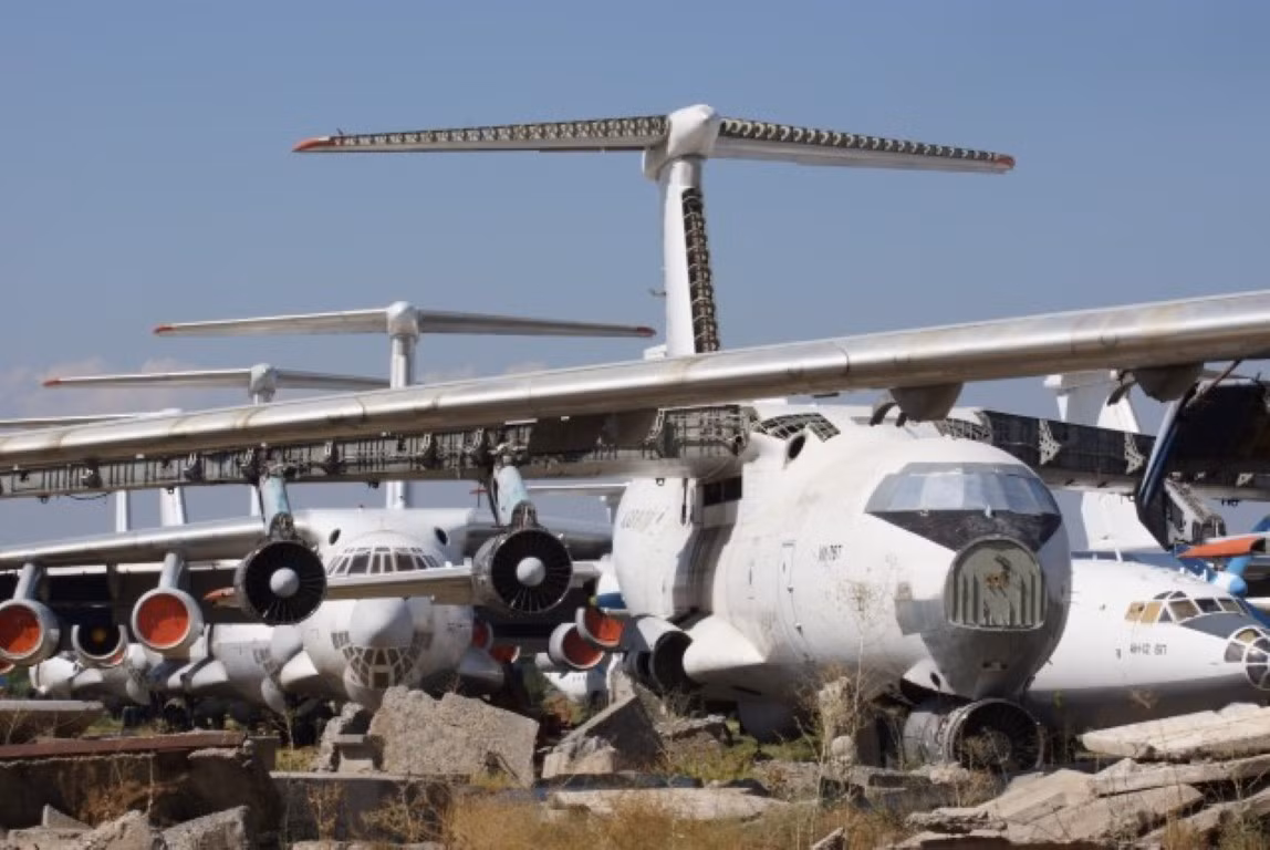 Các chuyên gia nhận định, do đã nằm phơi mưa phơi nắng quá lâu, rất có khả năng toàn bộ dàn vận tải cơ này của Nga, nay đã vô dụng, không thể sửa chữa để tiếp tục sử dụng lại.