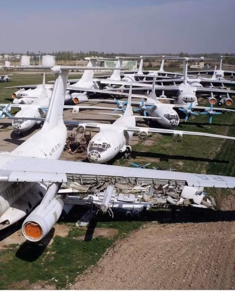 Vào thời kỳ còn diễn ra chiến tranh, Kyrgyzstan là đầu cầu tiếp vận hậu cần cho quân đội Liên Xô đóng tại Afghanistan.