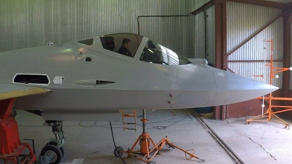 Truyền thông Nga vừa tiết lộ những hình ảnh đầu tiên về tiêm kích Su-57 trong một cuộc thử nghiệm với khẩu pháo chính được trang bị trên chiến đấu cơ này.