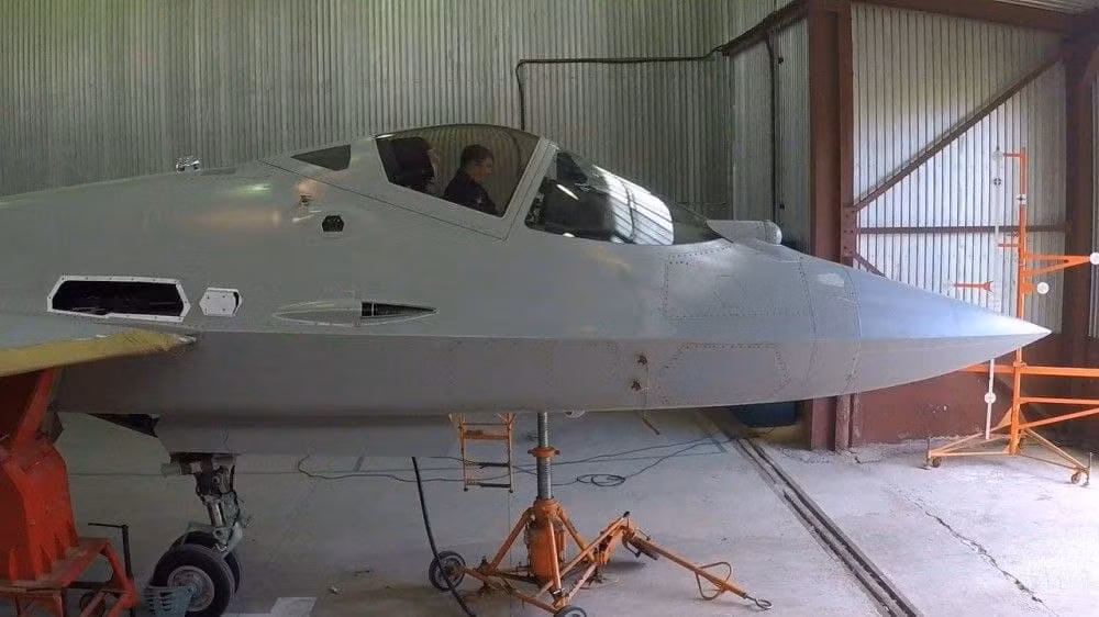 Truyền thông Nga vừa tiết lộ những hình ảnh đầu tiên về tiêm kích Su-57 trong một cuộc thử nghiệm với khẩu pháo chính được trang bị trên chiến đấu cơ này.