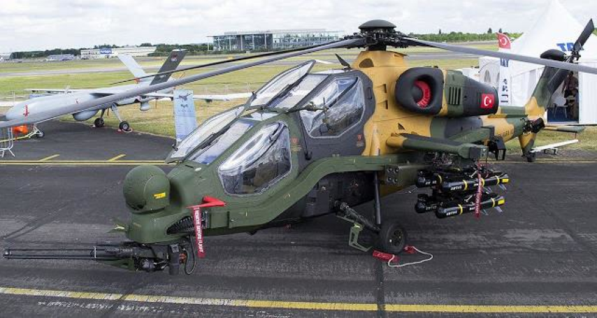 Hai bên hông máy bay được bố trí 2 cánh nhỏ với 4 điểm treo cho phép mang theo các loại tên lửa khác nhau.