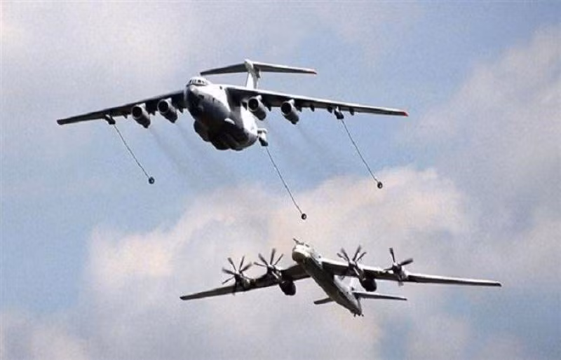 Chiếc oanh tạc cơ Tu-95 khổng lồ là máy bay động cơ phản lực cánh quạt nhanh nhất thế giới, có khả năng đạt tốc độ 920 km/h, có thể vượt qua quãng đường 14,5 nghìn km với lượng nhiên liệu dự trữ, phiên bản nâng cấp còn có khả năng tiếp nhiên liệu trên không.