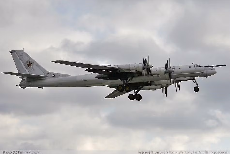 Tu-95 Bear không phải là phương tiện vô hình, nhưng Quân đội Nga đã biến nhược điểm này thành một ưu điểm: "Thận trọng không tỏ ra cần thiết đối với một số nhiệm vụ, mà còn đi ngược lại với mục đích của họ", ông Roblin kết luận.