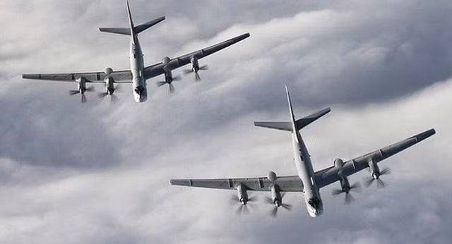 Tu-95 Bear ra đời như một phản ứng đối xứng của Nga trước Mỹ, nhằm vượt qua khoảng cách xa và mang theo lượng vũ khí lớn, các nhà thiết kế đã lắp lên máy bay 4 động cơ phản lực cánh quạt NK-12 mạnh mẽ.