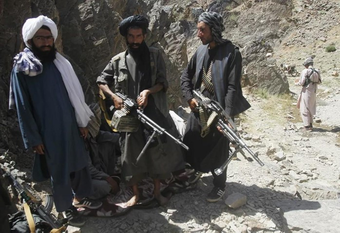Taliban rất coi trọng việc huấn luyện quân sự cho binh lính, tổ chức này có ít nhất 16 cơ sở đào tạo, khoảng 2/3 thời gian phục vụ của các tay súng được dành cho huấn luyện và tập trận chuyên sâu.