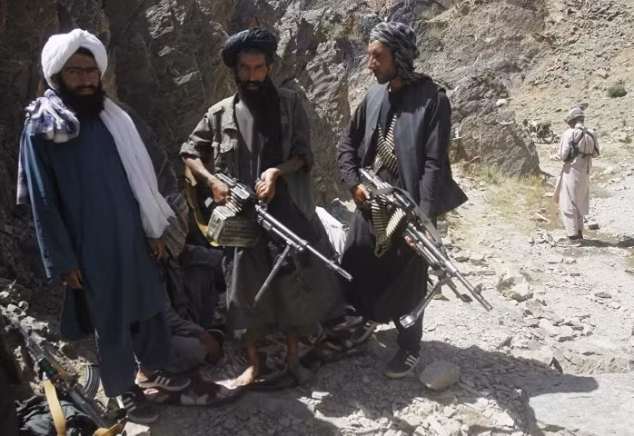 Taliban rất coi trọng việc huấn luyện quân sự cho binh lính, tổ chức này có ít nhất 16 cơ sở đào tạo, khoảng 2/3 thời gian phục vụ của các tay súng được dành cho huấn luyện và tập trận chuyên sâu.