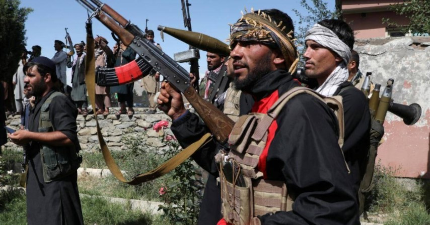 Các tay súng Taliban được huấn luyện chiến thuật xuất sắc, hoạt động giống như hầu hết các đội quân hiện đại của phương Tây, họ tấn công chủ yếu vào ban đêm, sử dụng thiết bị nhìn đêm. Ngoài ra còn thường xuyên sử dụng máy bay không người lái cho mục đích do thám.