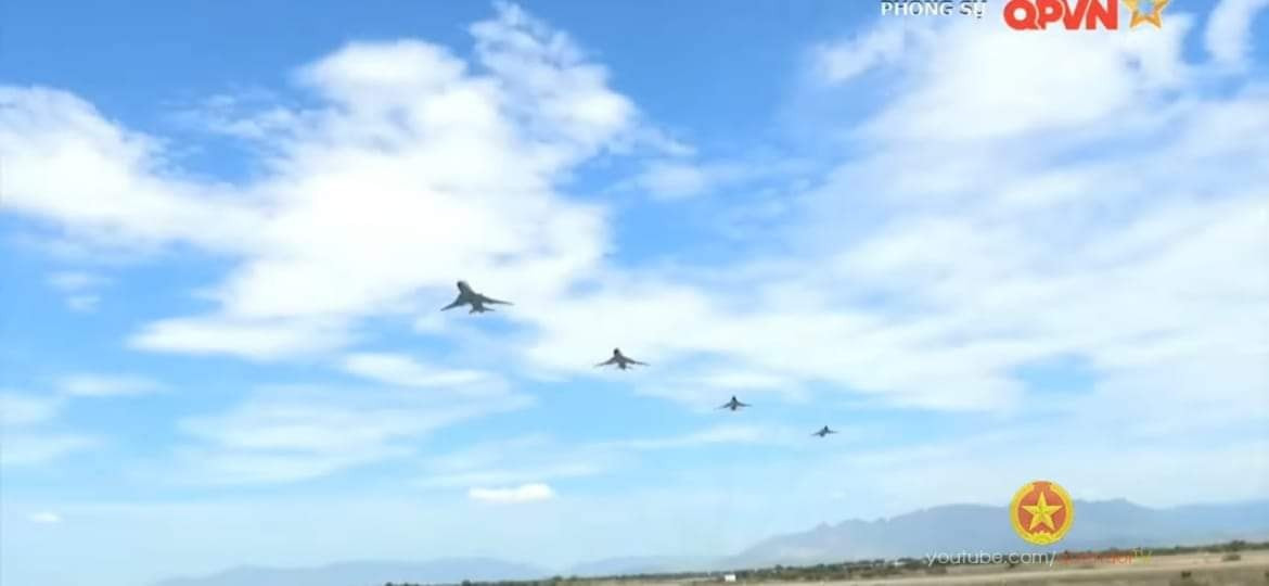Dàn tiêm kích - bom Su-22 của Không quân Việt Nam với bốn chiếc cùng xuất kích và bay theo đội hình vừa được đăng tải trên sóng truyền hình Quốc Phòng Việt Nam cách đây ít ngày.