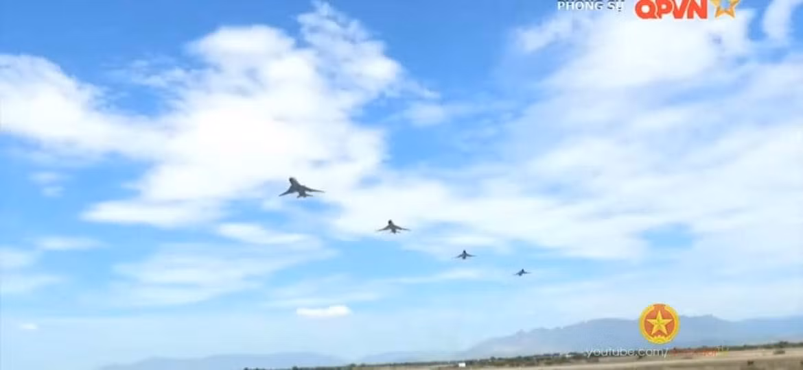 Dàn tiêm kích - bom Su-22 của Không quân Việt Nam với bốn chiếc cùng xuất kích và bay theo đội hình vừa được đăng tải trên sóng truyền hình Quốc Phòng Việt Nam cách đây ít ngày.