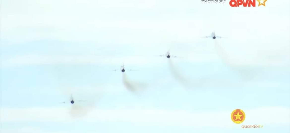 Đây là lần hiếm hoi chúng ta được chứng kiến cảnh tượng bốn chiến đấu cơ của binh chủng Không quân Việt Nam cùng tung cánh trong một khuôn hình.