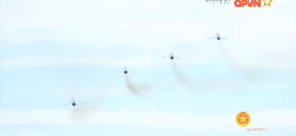 Đây là lần hiếm hoi chúng ta được chứng kiến cảnh tượng bốn chiến đấu cơ của binh chủng Không quân Việt Nam cùng tung cánh trong một khuôn hình.